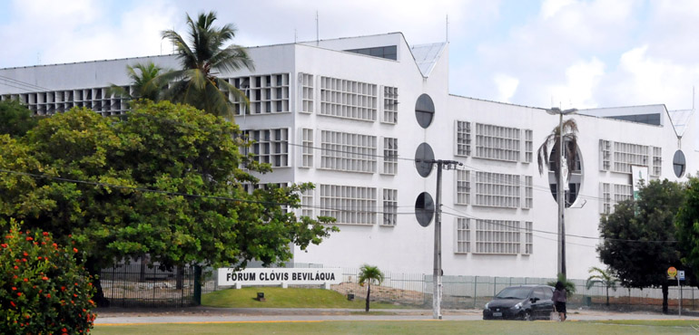 Acusado de roubo e prática de estupro é condenado a nove anos de prisão