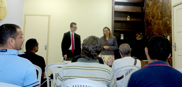 Juizado da Mulher realiza audiência com membros do Alcoólicos Anônimos
