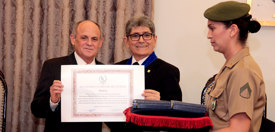 Presidente do TJCE recebe medalha de sócio benemérito da Academia Cearense de Letras