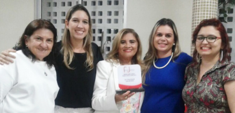 Juíza recebe prêmio por atuação em defesa dos direitos humanos