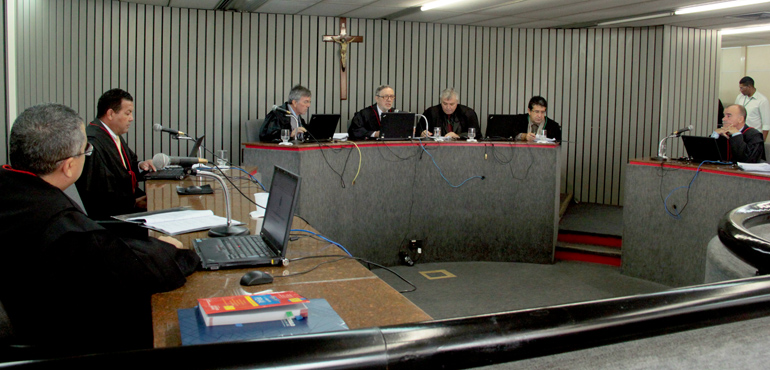 Padre acusado de abuso sexual contra  adolescentes deve permanecer preso