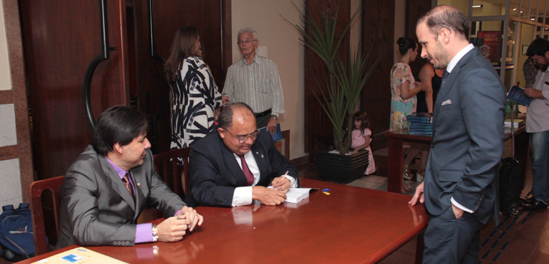 Magistrado e promotor lançam livro sobre experiências do Tribunal do Júri no Brasil e exterior