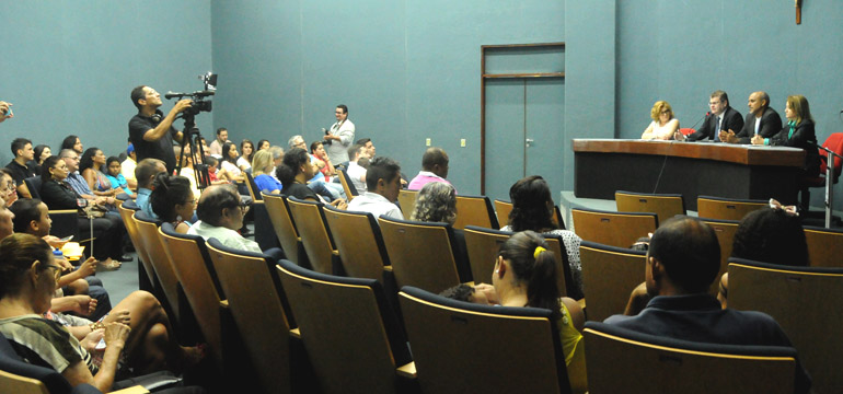 Mandados da sentença de adoção são entregues durante comemoração ao Dia da Adoção no Fórum