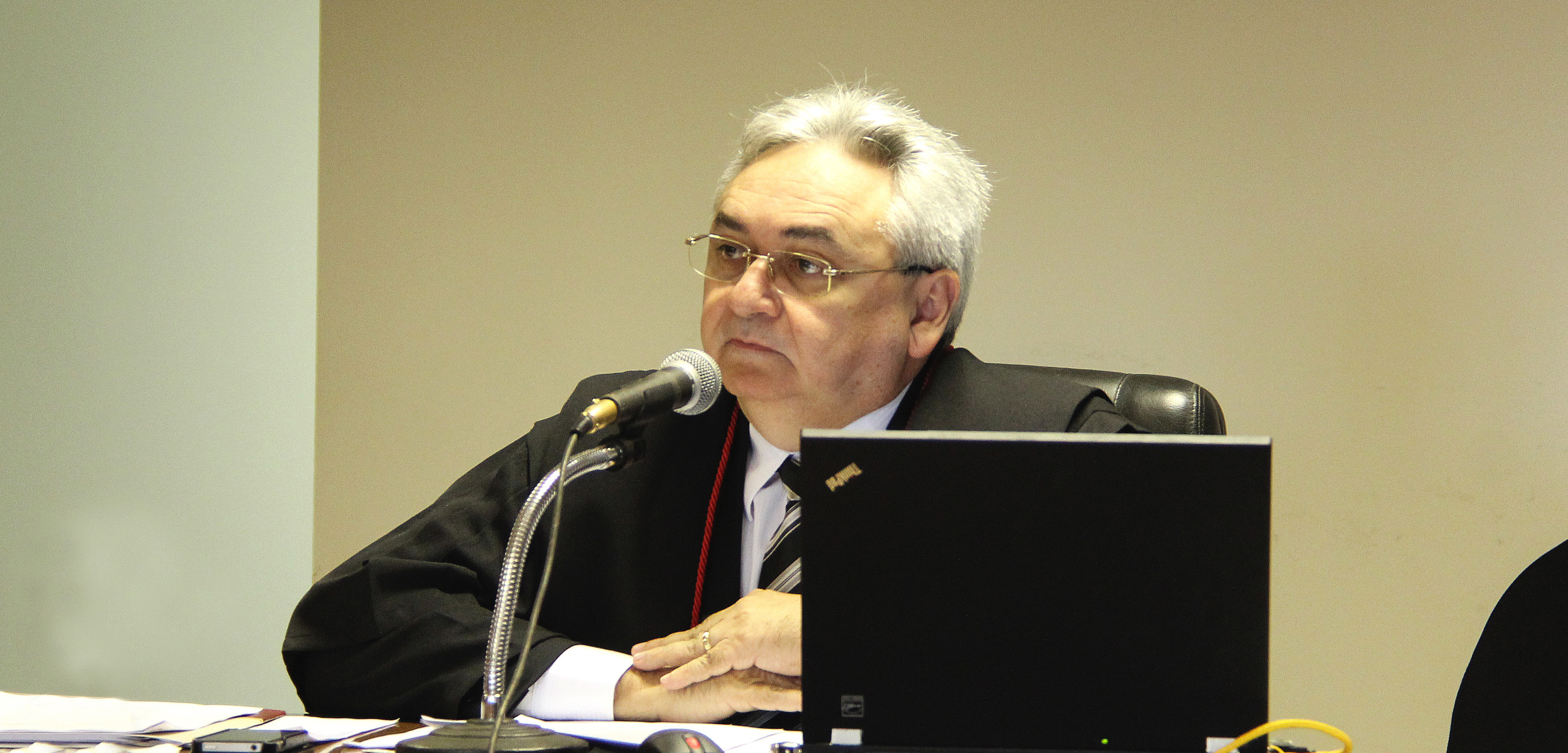 Des. Paulo Airton representa TJCE na entrega da escritura de imóvel para famílias carentes da Capital