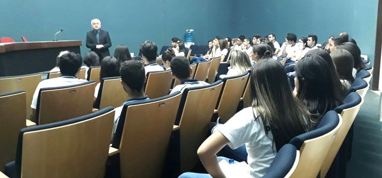 Pré-universitários visitam o Fórum e participam de palestra sobre orientação vocacional