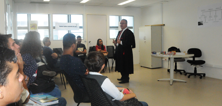 Jovens da comunidade Vicente Pinzón conhecem  Núcleo de Justiça Restaurativa no Fórum de Fortaleza
