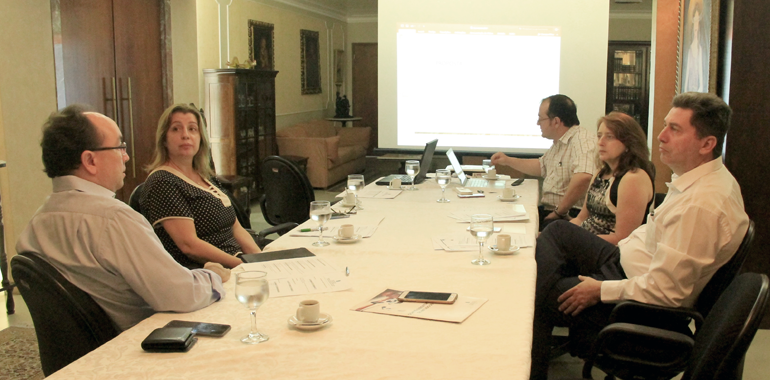 Padronização de informações técnicas referentes a processos de saúde é tema de reunião no TJCE