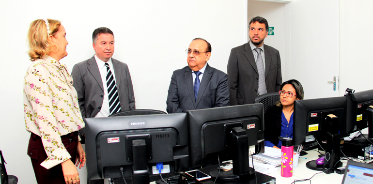Corregedor-geral da Justiça visita instalações da Vara de Audiências de Custódia de Fortaleza