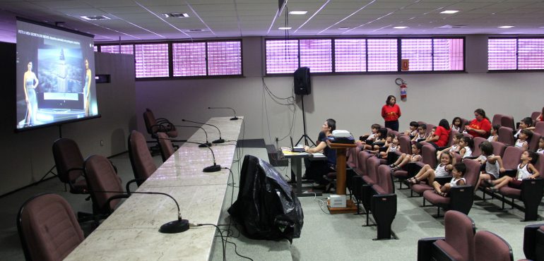 Dia do Estudante: alunos da Creche participam de sessão de cinema no auditório da Esmec
