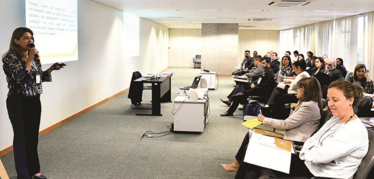 Esmec participa de curso sobre educação a distância na sede da Enfam