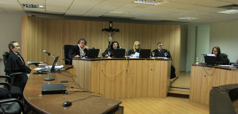 Município de Fortaleza é condenado a indenizar em R$ 10 mil motociclista que caiu em buraco