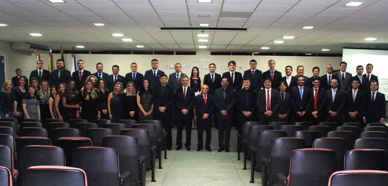 Juízes que concluíram V Curso de Formação Inicial de Magistrados recebem certificado da Esmec