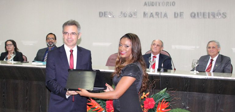 Formandos entregam placa de agradecimento à Escola da Magistratura