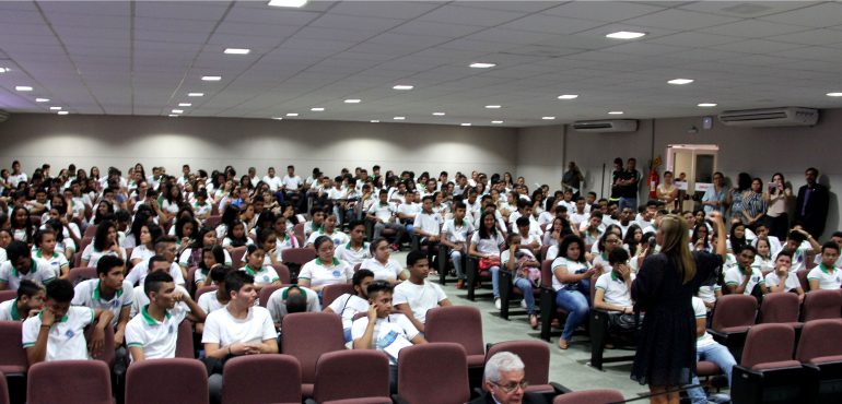 Palestra sobre os malefícios da dependência química lota auditório da Esmec