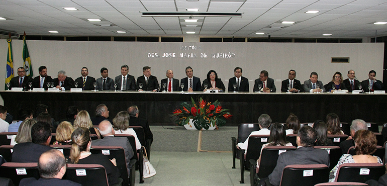 Novos integrantes do TRE-CE tomam posse em solenidade na Escola da Magistratura