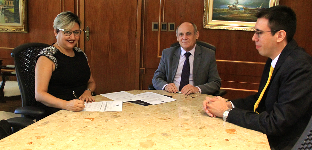 TJCE e Faculdade Princesa do Oeste assinam convênio para concessão de estágio a universitários