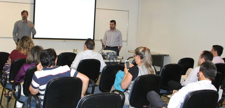 Procurador federal ministra curso Licitações e Contratos Administrativos