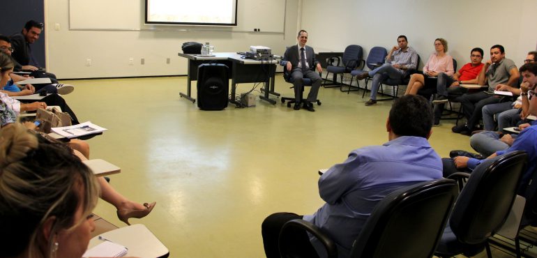 Promotor de justiça Luciano Tonet discute direitos da criança e do adolescente