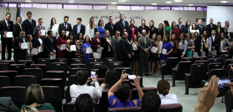 Desembargador Mário Parente dá posse a 40 juízes leigos