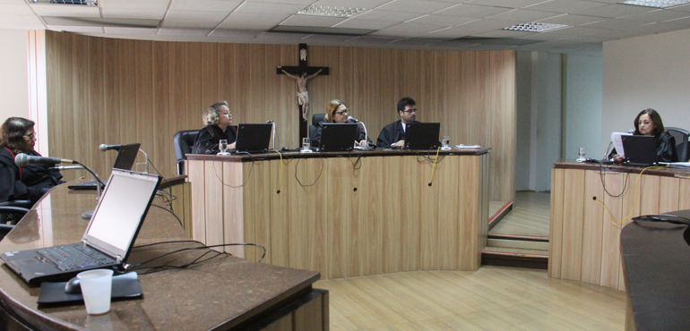 Faculdade deve regularizar matrícula de aluna nos moldes do Fies