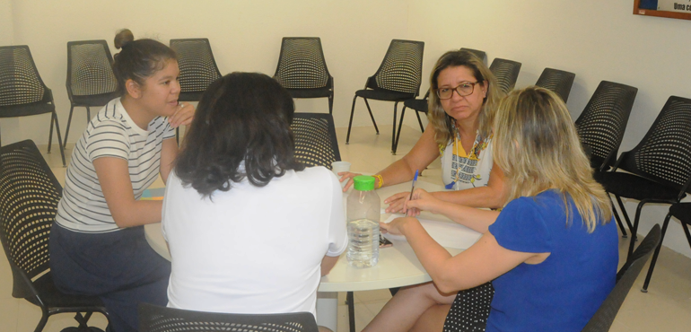 Núcleo de Justiça Restaurativa recebe visita de representante suíça da ONG Terre des hommes