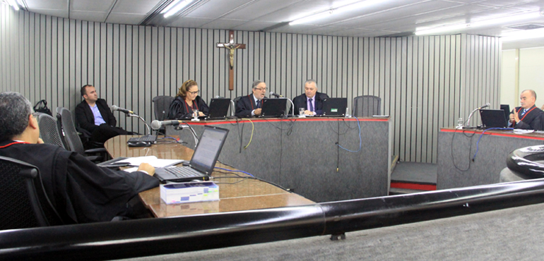 Vereadores de Itarema, acusados de desviar dinheiro público, devem continuar presos