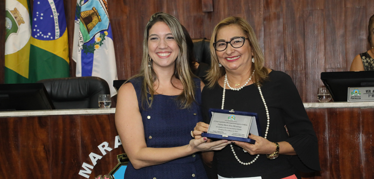 Titular do Juizado da Mulher de Fortaleza  recebe homenagem na Câmara Municipal