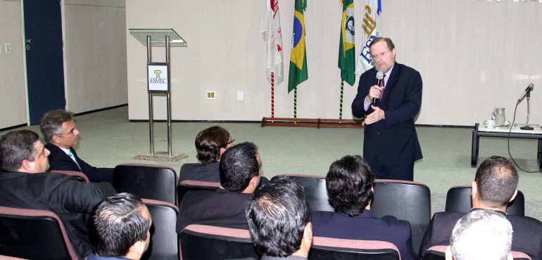 Mesa-redonda é aberta com palestra do desembargador federal Newton De Lucca