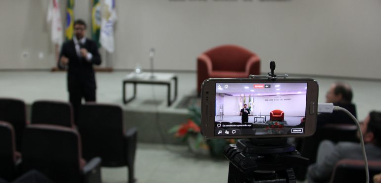 Palestras estão sendo transmitidas ao vivo pela página da Esmec no Facebook