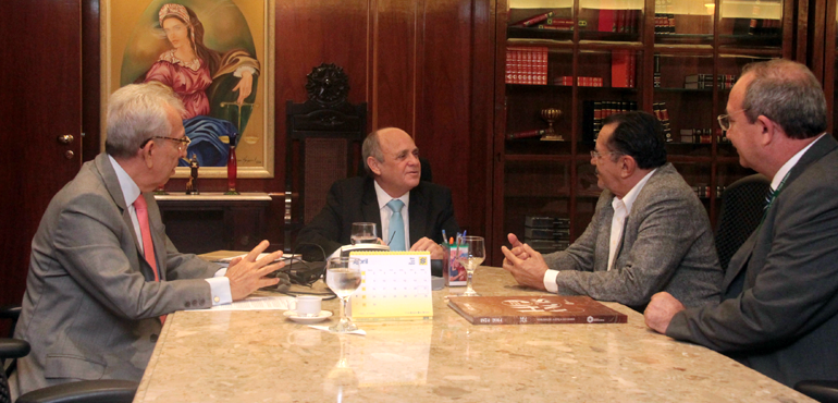 Desembargador Gladyson Pontes recebe um dos agraciados com a Medalha Clóvis Beviláqua