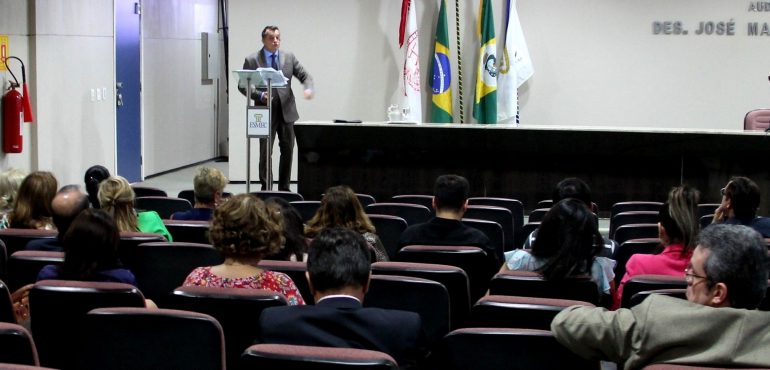 Desembargador do TJPR fala na Esmec sobre o combate ao crime organizado