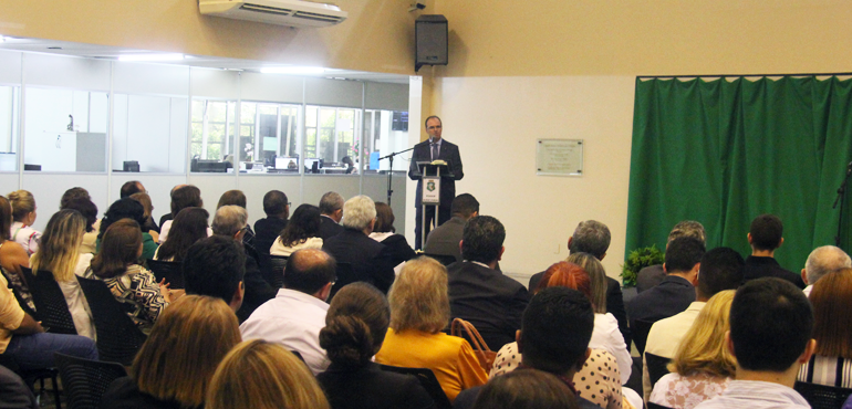 Magistrados Helena Lúcia Soares e Aristófanes Coutinho Junior são homenageados em ato no TJCE