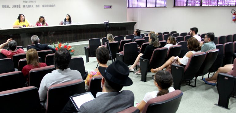 Representantes do movimento LGBT reivindicam direitos e reconhecimento em mesa-redonda promovida pela Esmec