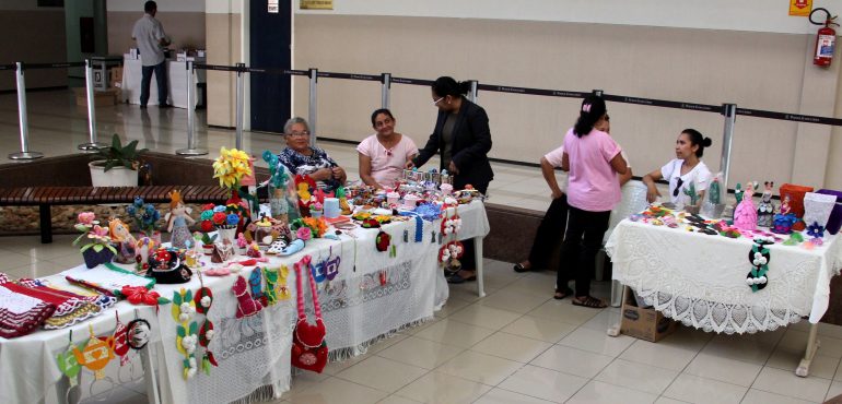 Idosas da comunidade do Dendê expõem produtos artesanais na Esmec