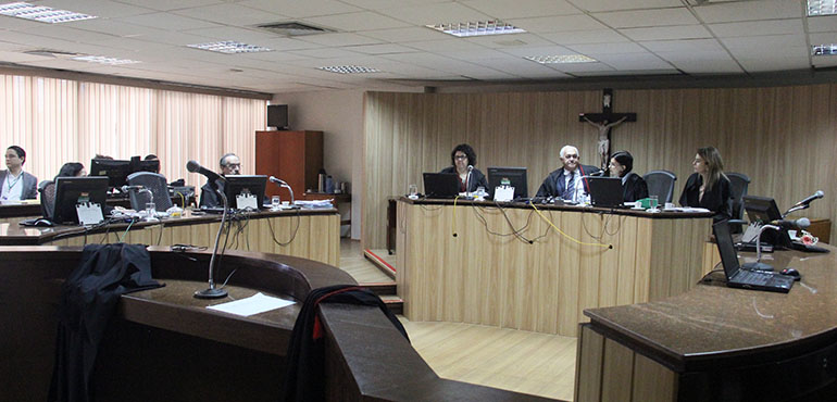 Concessionária que não fez transferência  de carro deve pagar indenização