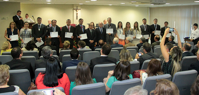 Corregedoria entrega medalha em reconhecimento à produtividade e presteza dos magistrados