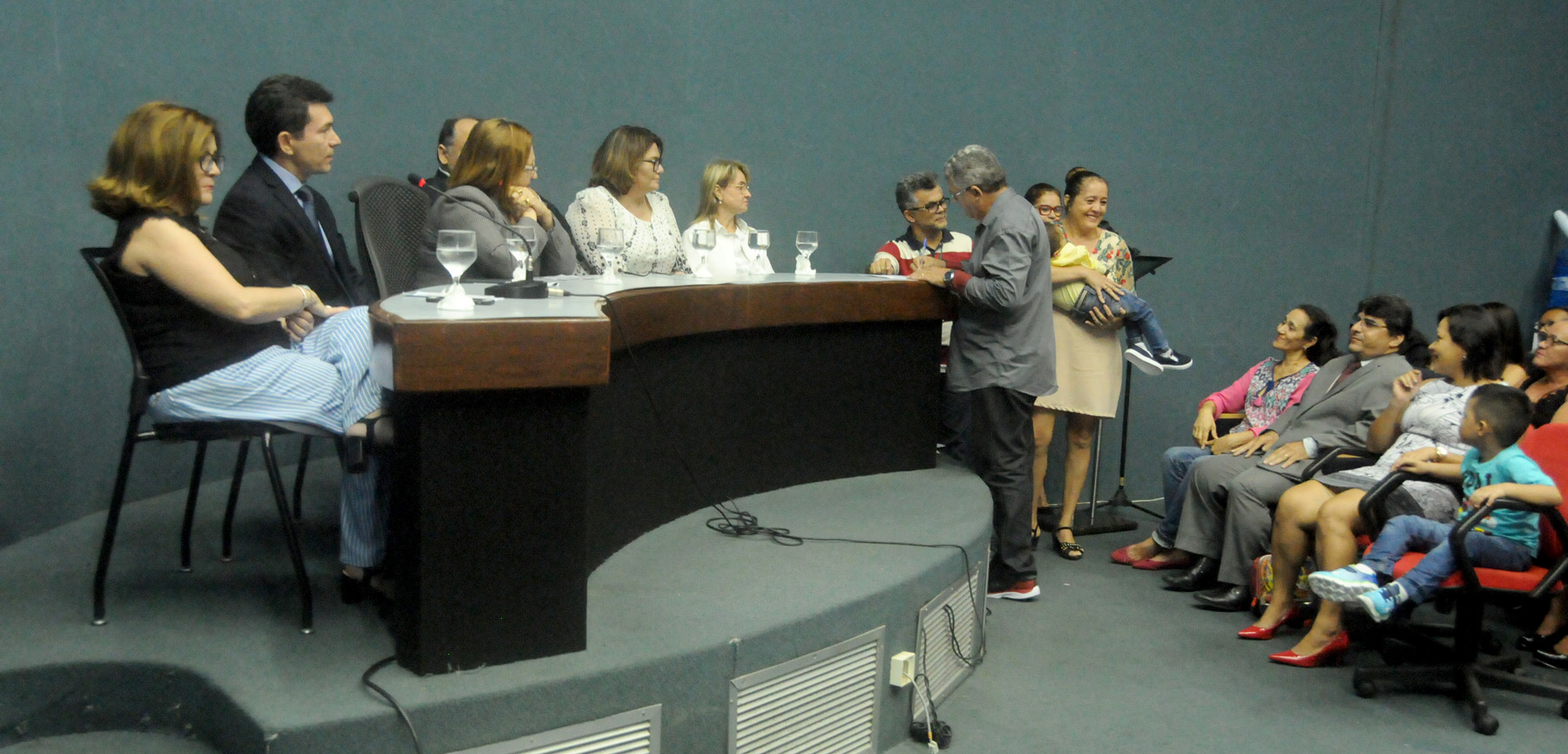 Documentos que oficializam adoção são entregues a 16 famílias em cerimônia no Fórum Clóvis Beviláqua