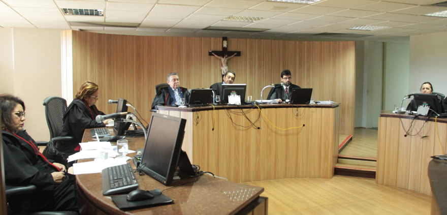 Mulher lançada contra para-brisa de ônibus após frenagem deve ser indenizada