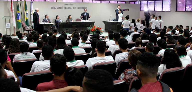 Estudantes assistem a júri simulado na Escola da Magistratura