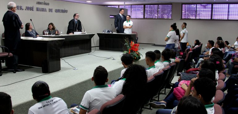 Estudantes prestigiam júri simulado realizado esta manhã na Escola da Magistratura