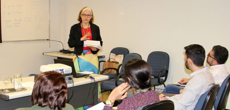 Funcionários da Esmec participam de curso sobre comunicação não violenta