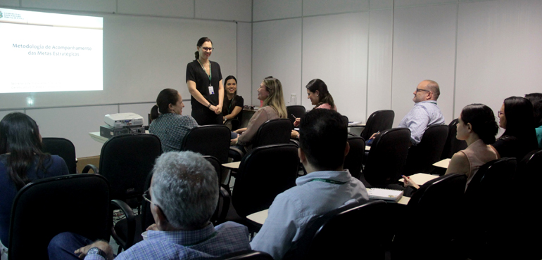 Agentes da estratégia participam de reunião para repasse da metodologia de monitoramento de metas