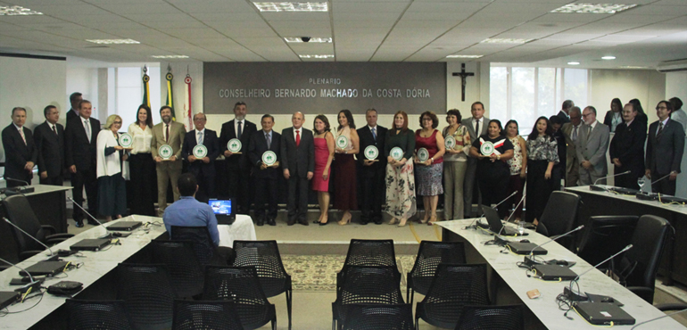 Parceiros em projetos de ressocialização de apenados recebem homenagem do TJCE