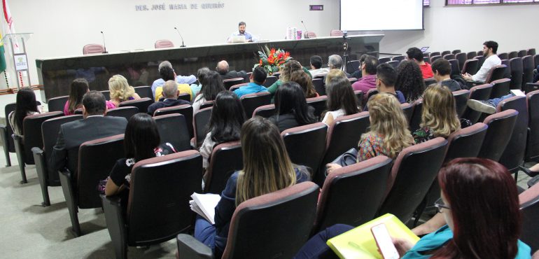 Magistrados prestigiam palestra do jornalista Felipe Recondo e elogiam seu livro