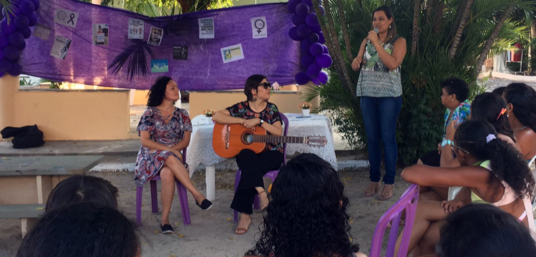 Juizado da Mulher de Fortaleza participa de roda de conversa no bairro São Gerardo