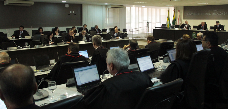 TJCE aprova abertura de processos disciplinares contra desembargadores