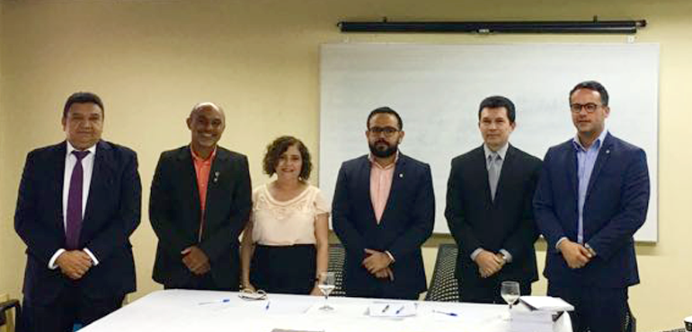 Juízes, promotores e defensores debatem sobre entrega voluntária de crianças para adoção