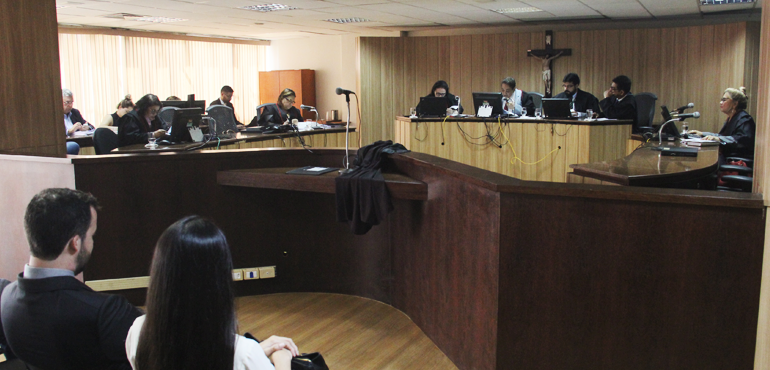 Plano de saúde é condenado a pagar indenização por negar cirurgia para idosa