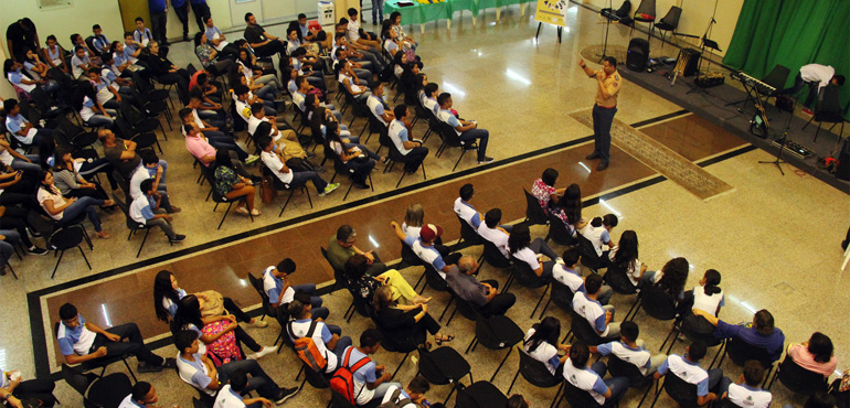 Estudantes da rede pública de Fortaleza assistem à palestra no TJCE sobre prevenção ao suicídio