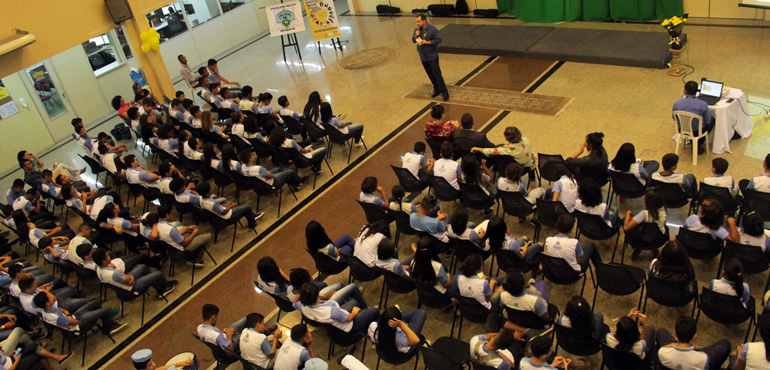 Setembro Amarelo: 200 alunos de escolas públicas participam de palestra no TJCE